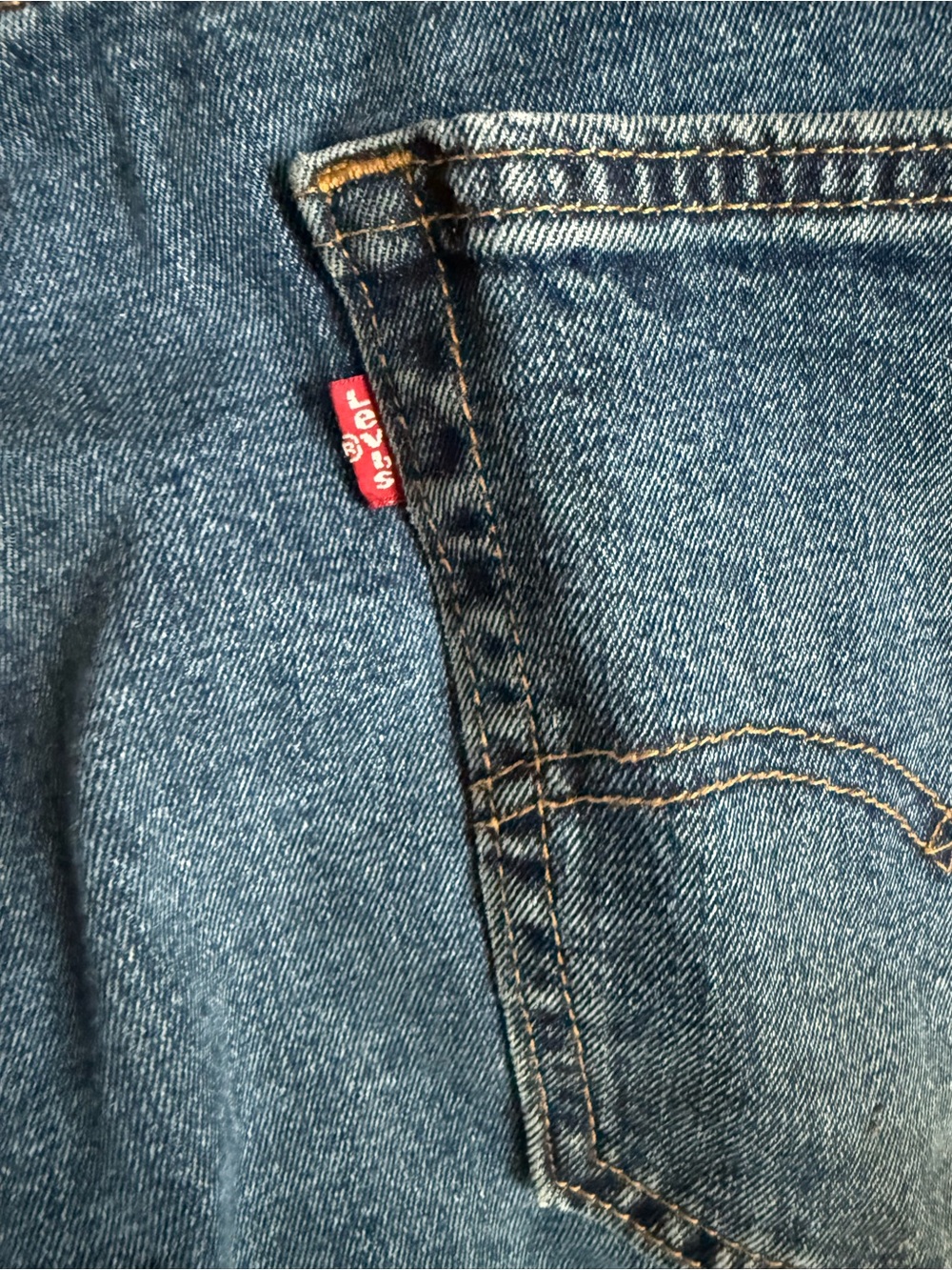 Levi's Men's Classic Blue Denim Relaxed Jeans with Contrast Stitching